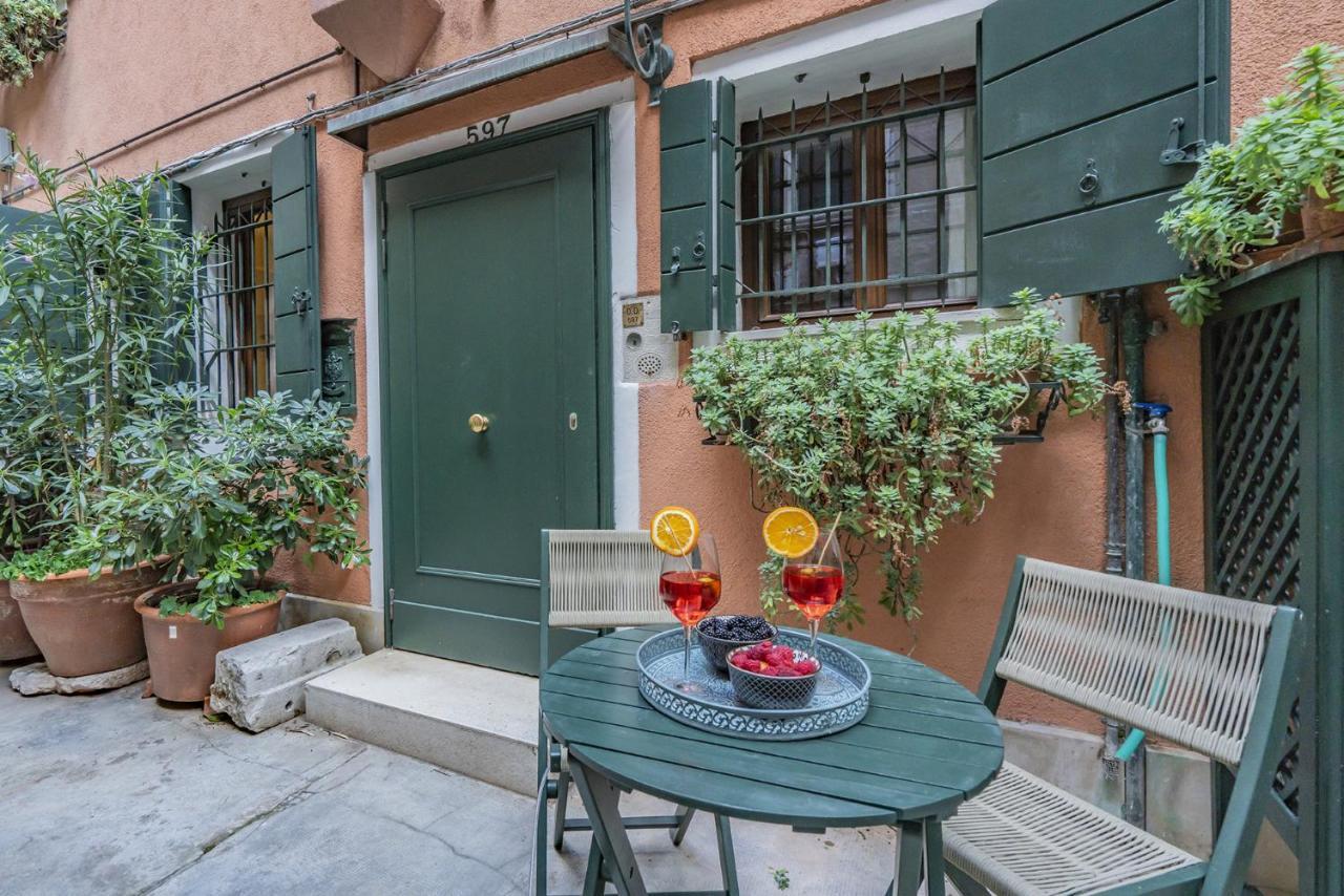 Lo Squero 1 The Secret Courtyard In Dorsoduro Apartment เวนิส ภายนอก รูปภาพ