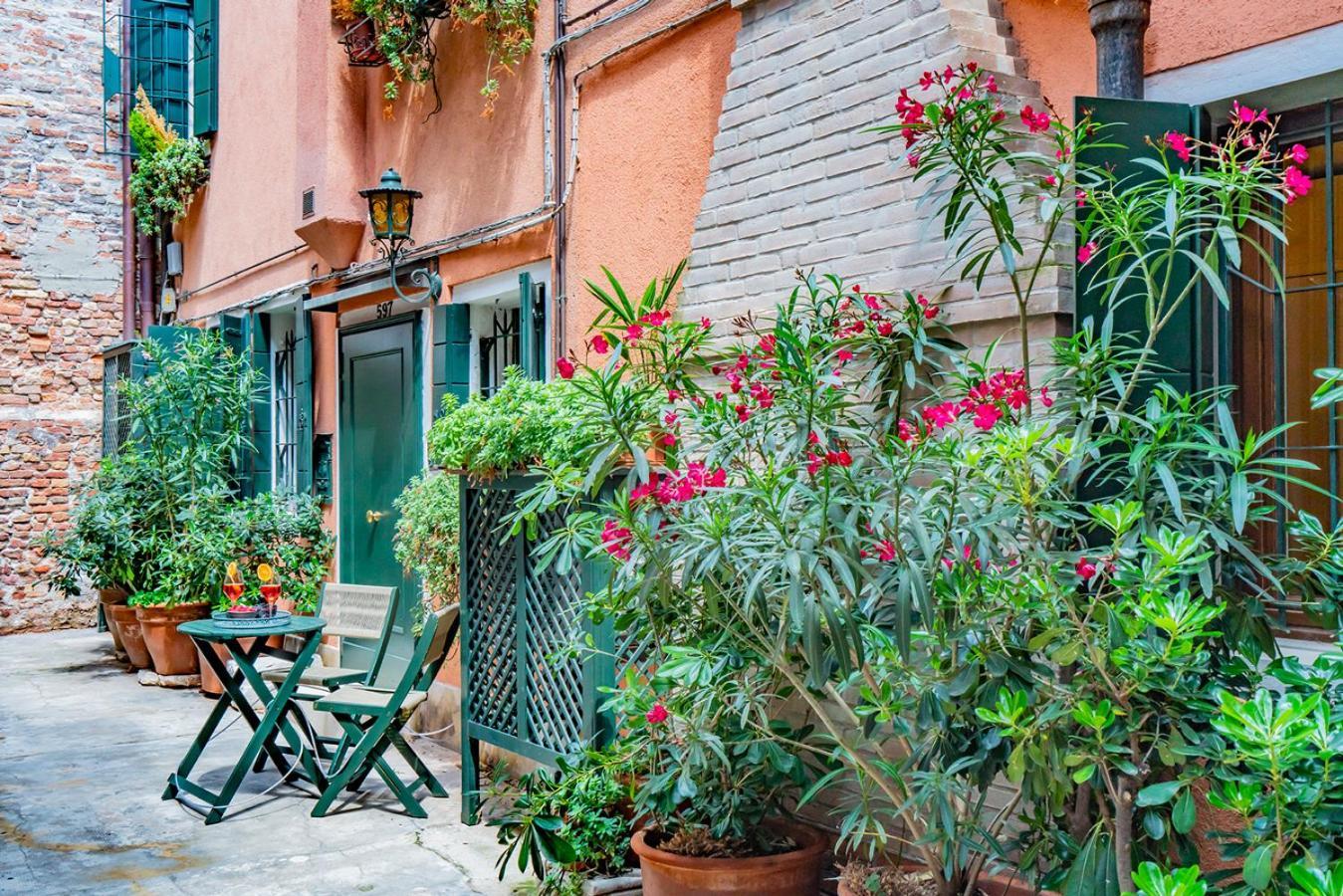 Lo Squero 1 The Secret Courtyard In Dorsoduro Apartment เวนิส ห้อง รูปภาพ
